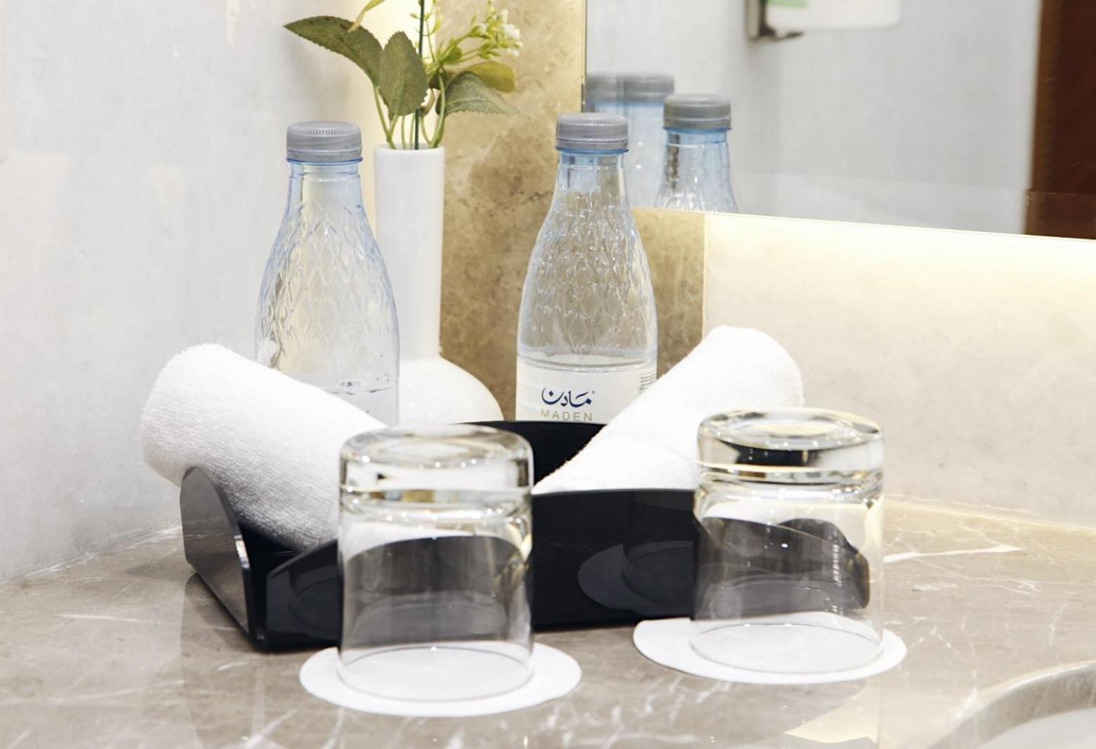 Maden Alrawda Hotel Medina Exterior foto Bottled water in a hotel room