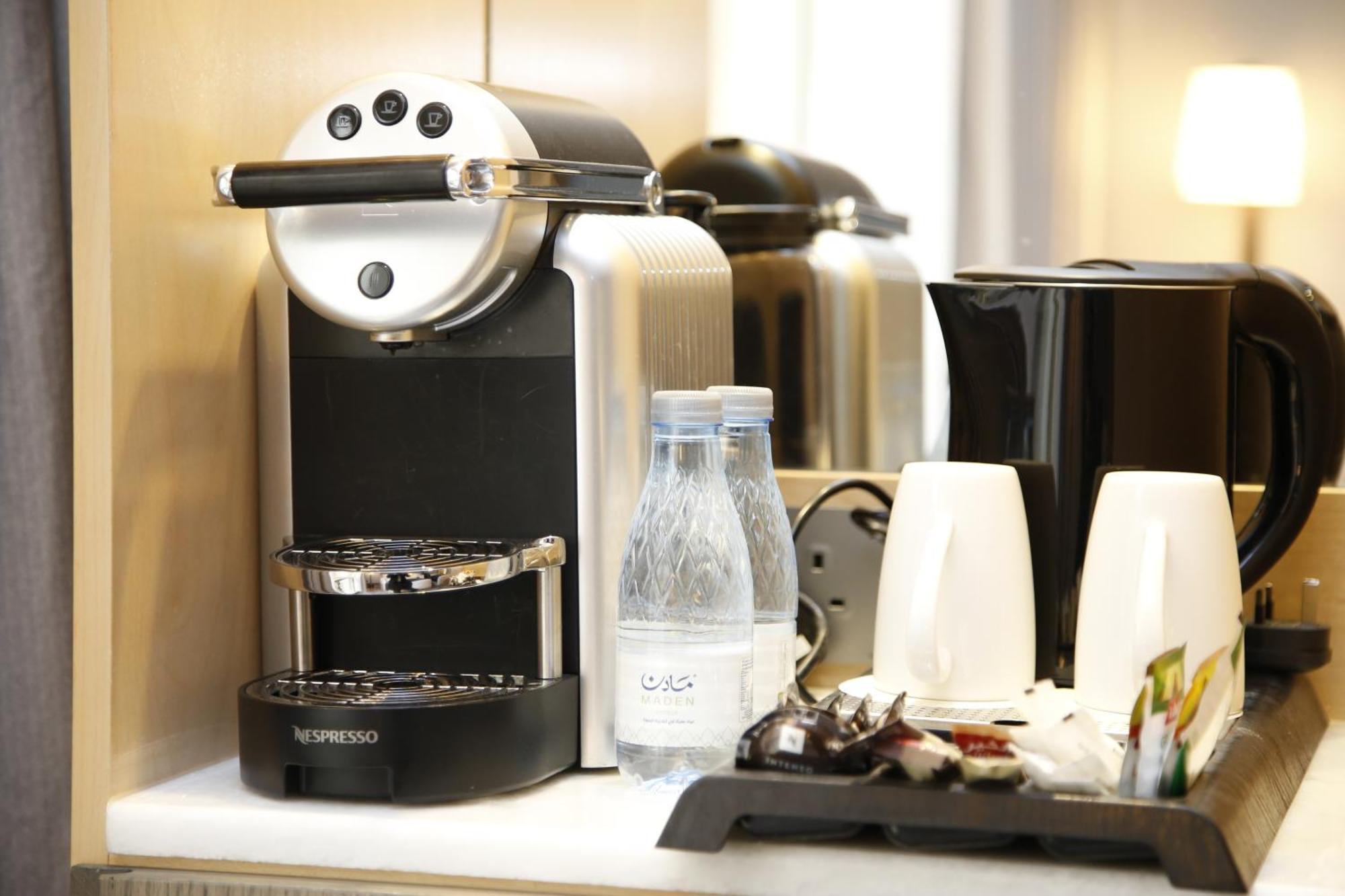 Maden Alrawda Hotel Medina Exterior foto A Nespresso coffee machine