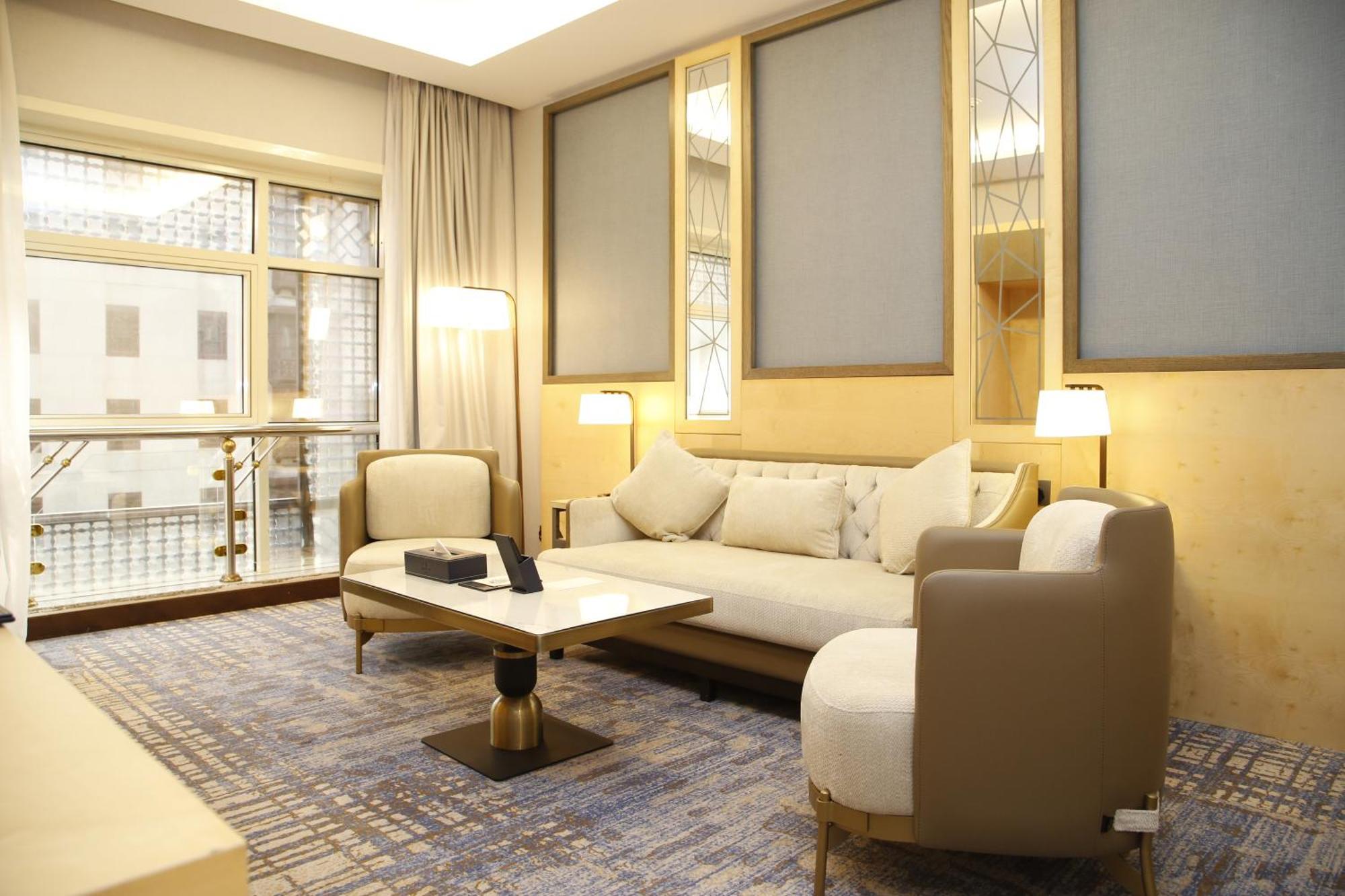 Maden Alrawda Hotel Medina Exterior foto A living room in a suite at the Ritz-Carlton, DIFC
